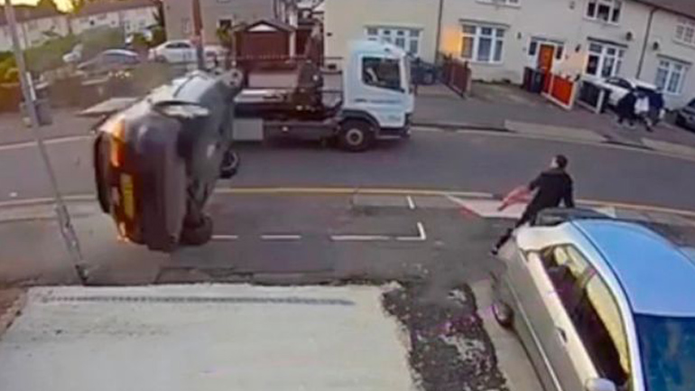 Πεζός τρέχει να σωθεί από «ιπτάμενο» αυτοκίνητο!